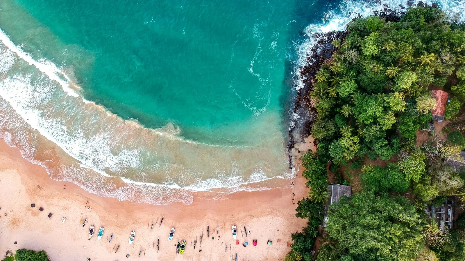 Plage tropicale vue du ciel au Sri Lanka