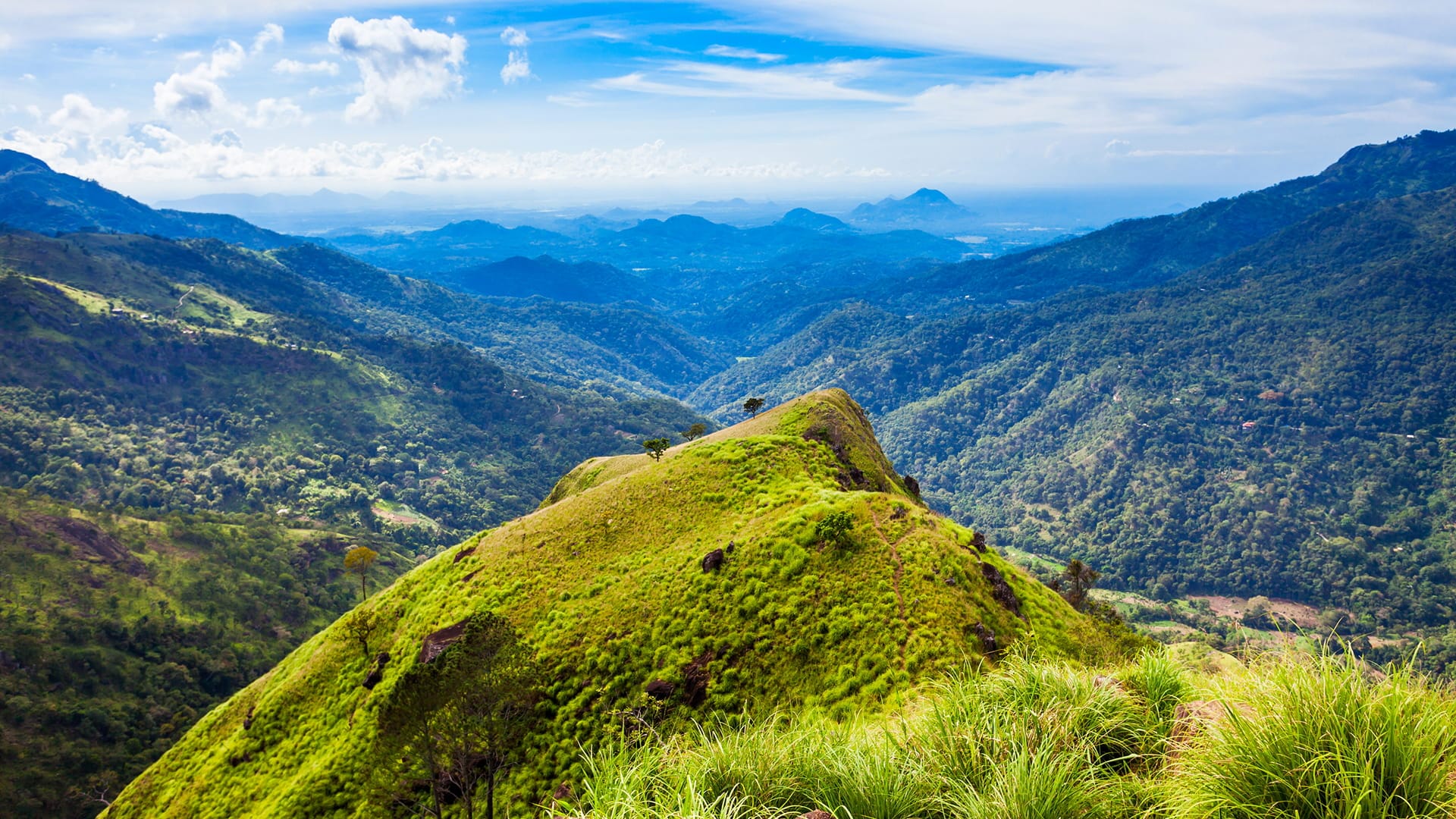 Panoramic view from Little Adam’s Peak in Ella Sri Lanka
